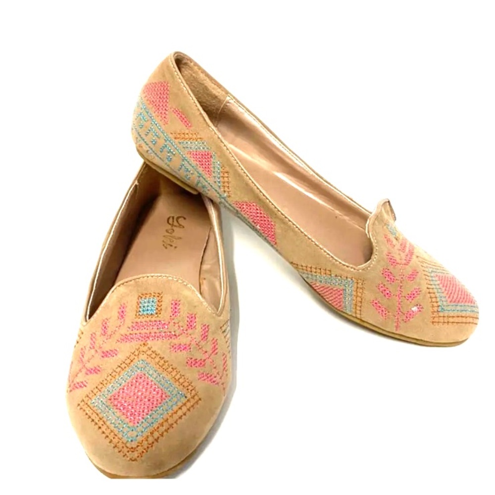 🦋 Women’s Yoki Embroidered Tan Flats Size 6.5